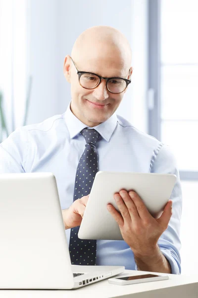 Affärsman som håller digital tablett — Stockfoto