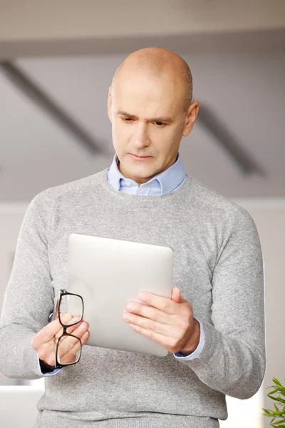 Businessman working on digital tablet — Stock Photo, Image