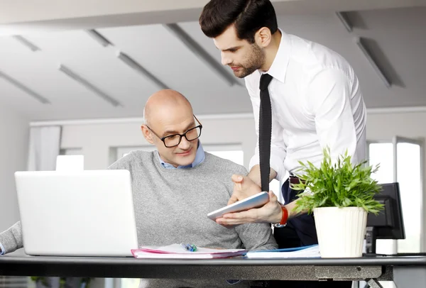 Tim bisnis dengan laptop — Stok Foto