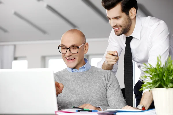 Businsessman giving advise to colleague — Stock Photo, Image