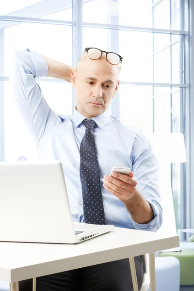 Zakenman met mobiele telefoon — Stockfoto