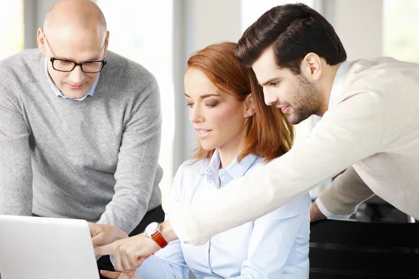 Zakenmensen die op laptop werken — Stockfoto