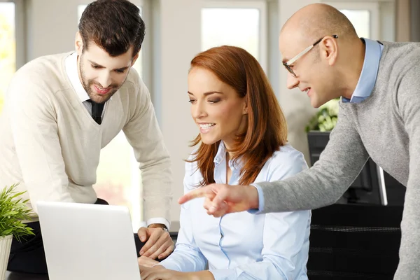 Business people working on laptop — Stock Photo, Image