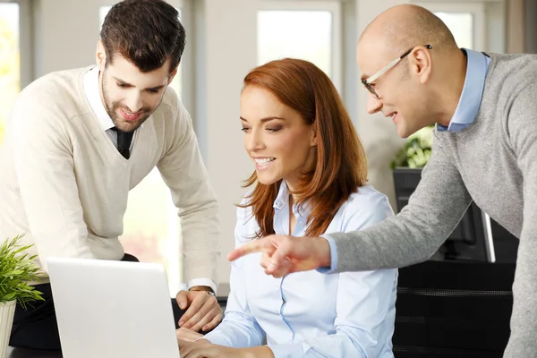 Zakenmensen die op laptop werken — Stockfoto