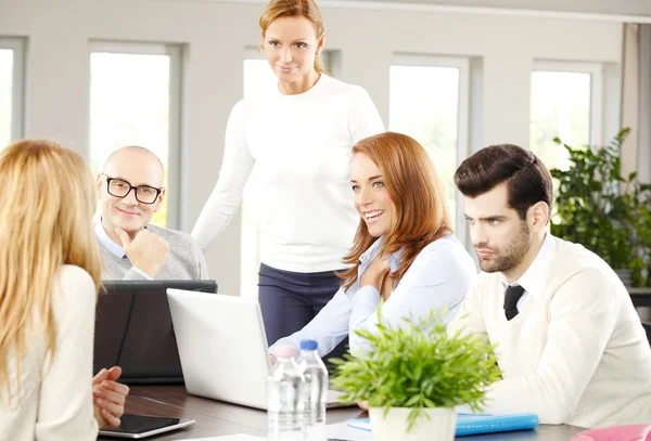 Businesswoman giving advise to sales team — Stock Photo, Image