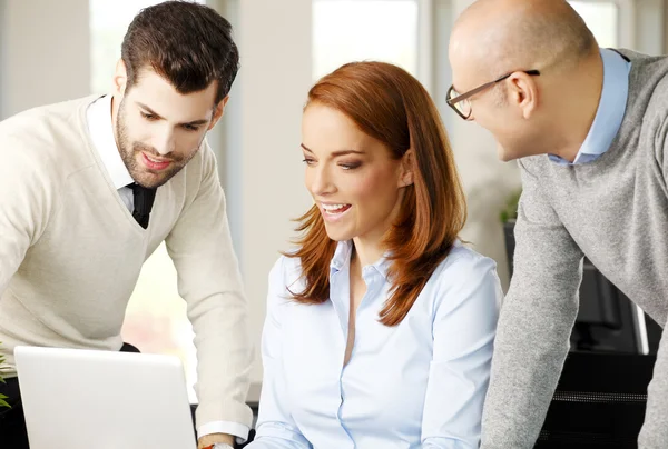 Geschäftsleute diskutieren Businessplan — Stockfoto