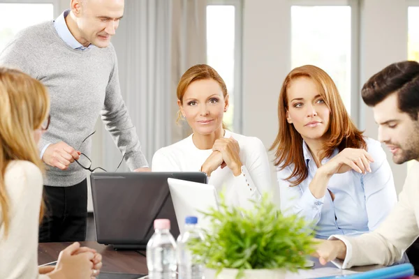 Affärsmän diskuterar på mötet — Stockfoto