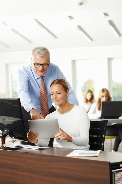 Businessman giving advise to sales woman — Stock Photo, Image