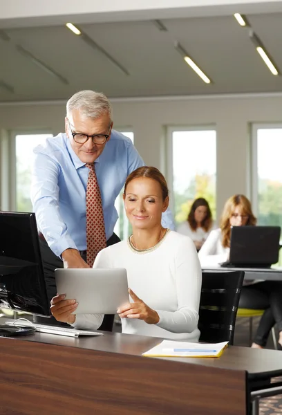 Businessman giving advise to sales woman — Stock Photo, Image