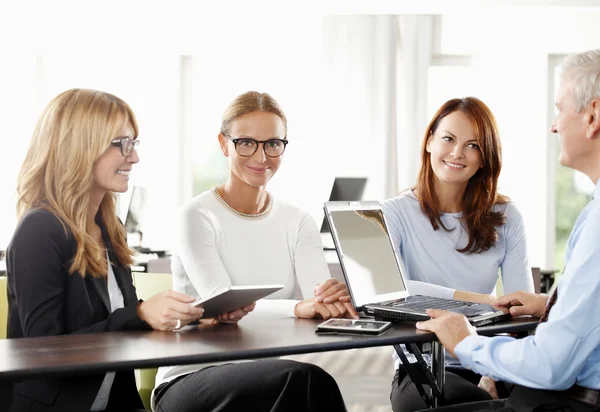 Affärsmän diskuterar projekt — Stockfoto