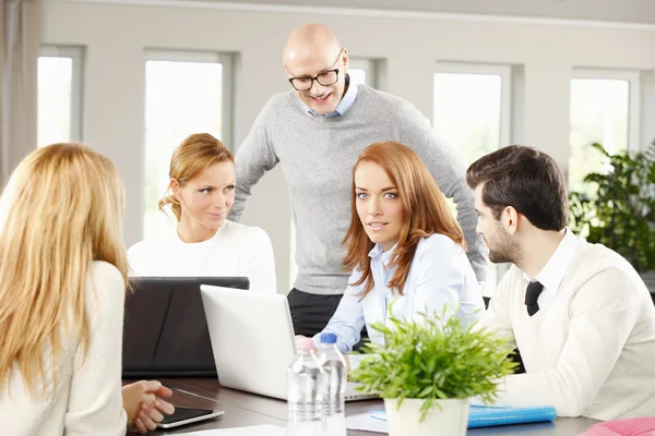 Businessman speaking on presentation — Stock Photo, Image