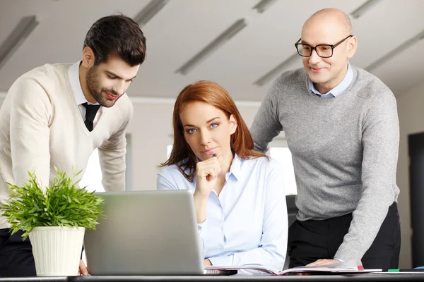 Equipe de vendas com computador no escritório — Fotografia de Stock