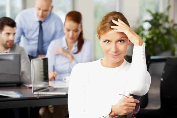 Volwassen zakenvrouw zitten op kantoor — Stockfoto