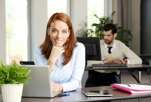 Businesswoman working at computer — Stock Photo, Image