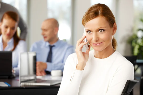 Zakenvrouw telefoongesprek maken — Stockfoto