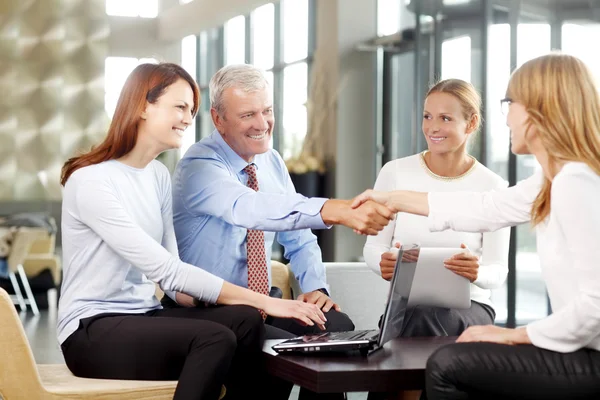 Businessman shaking hands with businesswoman — Stock Photo, Image