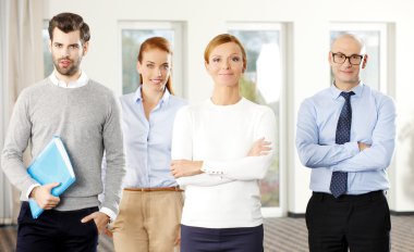 Ofiste bekleyen iş adamları