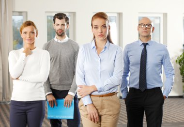 Ofiste bekleyen iş adamları