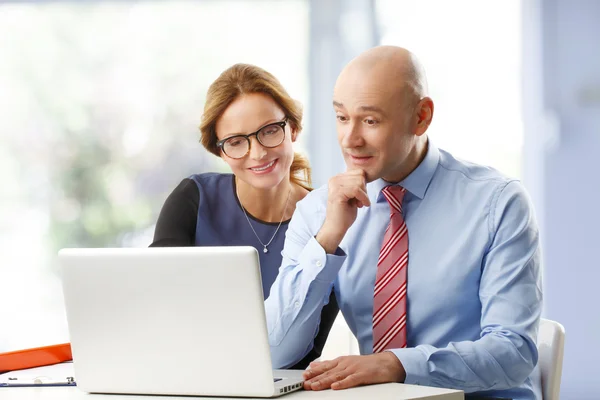 Business people in front of computer — Stock Photo, Image