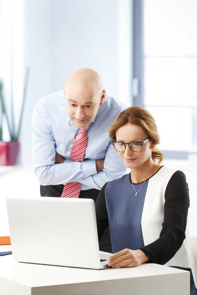 Business people in front of computer — Stock Photo, Image
