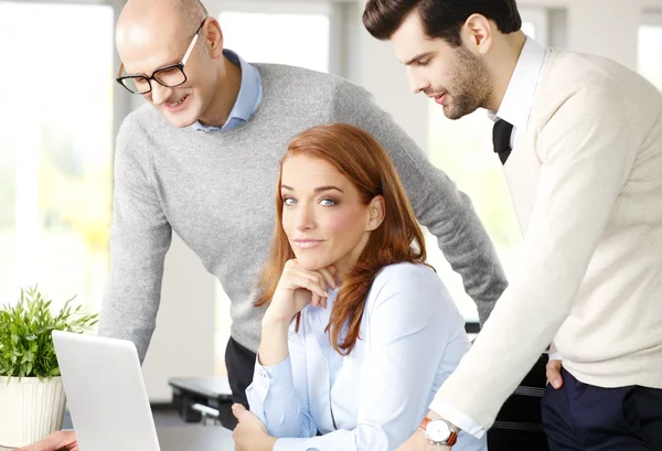 Equipe de vendas com computador no escritório — Fotografia de Stock