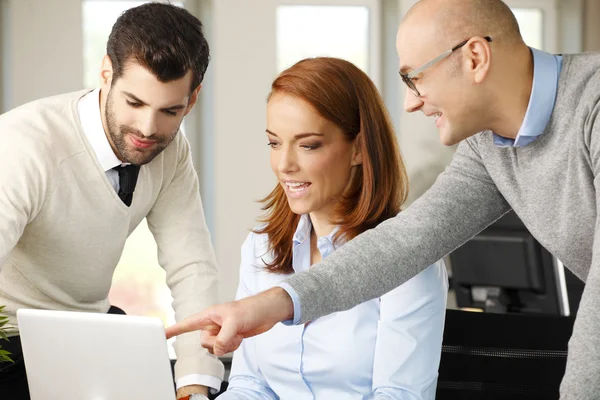 Verkaufsteam mit Computer im Büro — Stockfoto