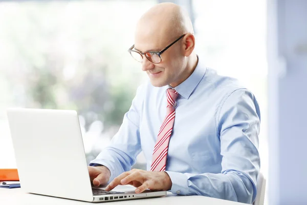 Businessman writing presentation at laptop — Stock Photo, Image