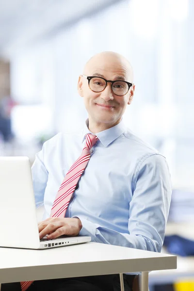 Uomo d'affari che lavora su laptop — Foto Stock