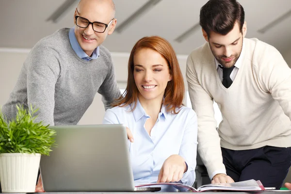 Verkoopteam met computer op kantoor — Stockfoto