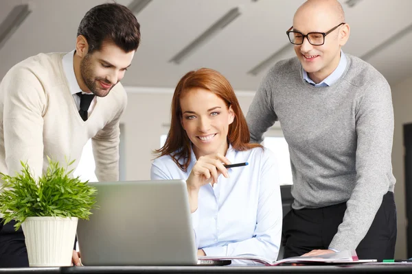 Verkoopteam met computer op kantoor — Stockfoto