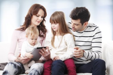 Dijital tablet kullanan aile