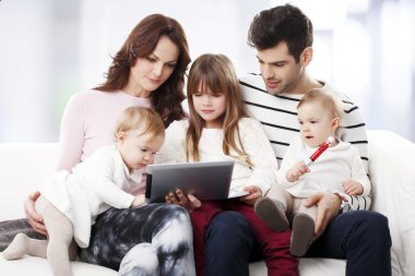 Dijital tablet kullanan aile