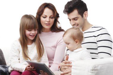 Dijital tablet ile oynarken aile