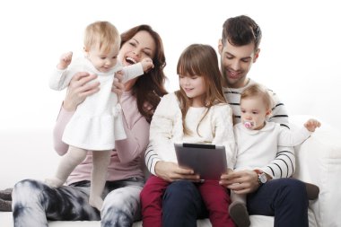 Dijital tablet ile oynarken aile