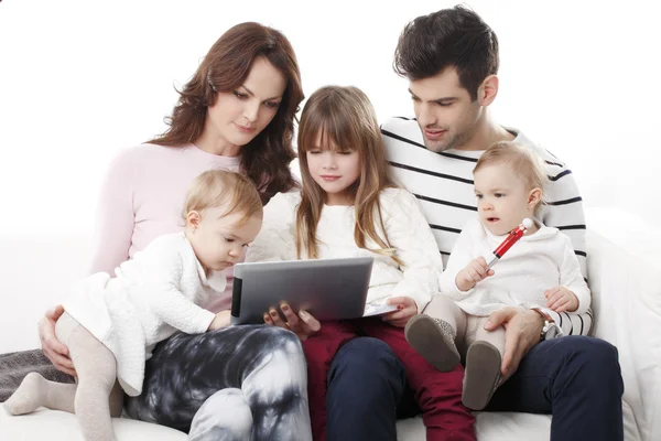 Família brincando com tablet digital — Fotografia de Stock