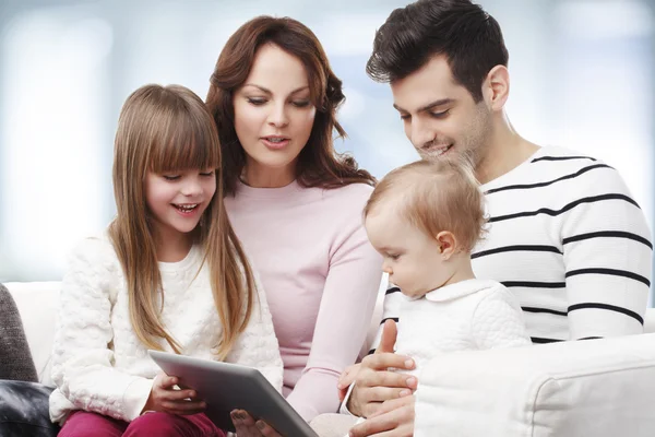 Famiglia che gioca con tablet digitale — Foto Stock