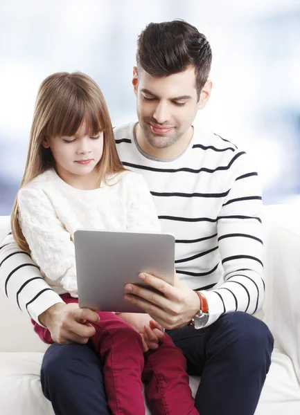 Meisje met papa met behulp van Tablet PC. — Stockfoto