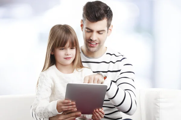 Meisje met papa met behulp van Tablet PC. — Stockfoto