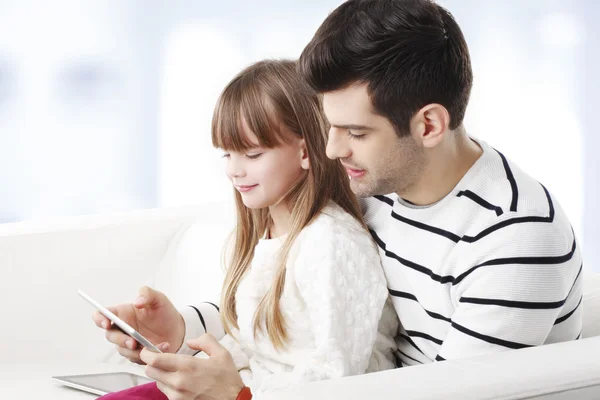 Meisje met papa met behulp van Tablet PC. — Stockfoto