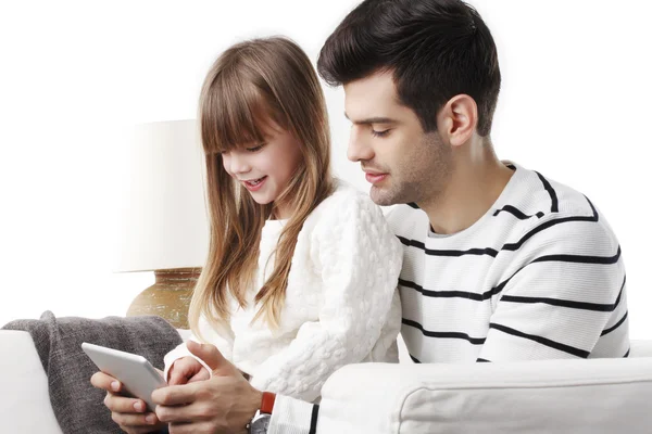 Menina com o pai olhando para tablet — Fotografia de Stock