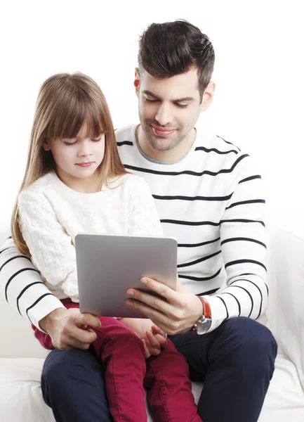 Meisje met papa kijken naar Tablet PC — Stockfoto