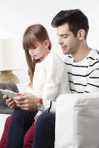 Girl with dad looking at tablet — Stock Photo, Image