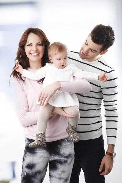 Familjen håller baby girl — Stockfoto