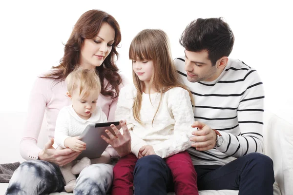 Família brincando com tablet digital — Fotografia de Stock