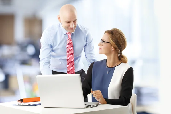 Geschäftsleute arbeiten mit Laptop — Stockfoto