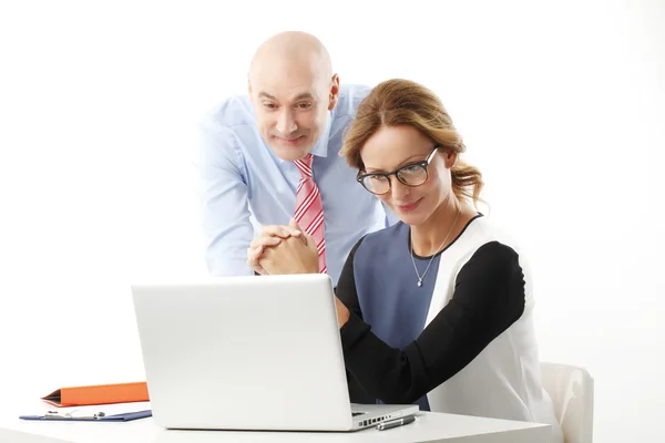 Pessoas de negócios que trabalham com laptop — Fotografia de Stock