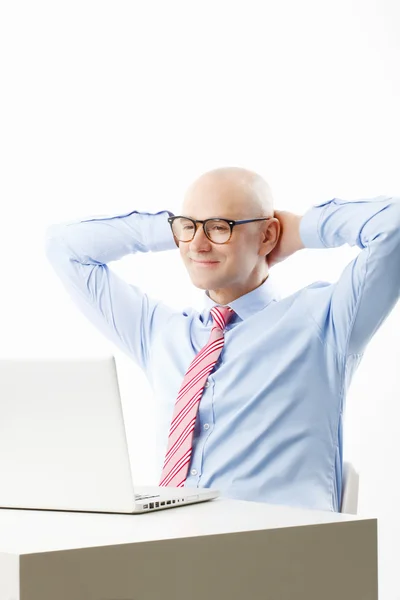 Geschäftsmann sitzt vor dem Computer — Stockfoto