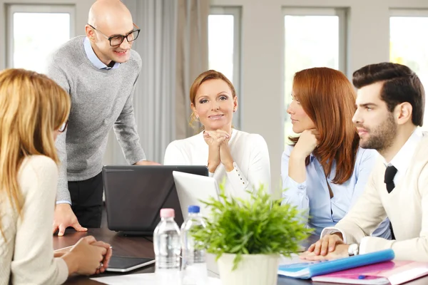 Team di vendita con laptop che lavora al progetto — Foto Stock