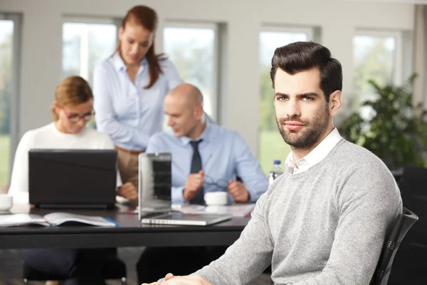 Makler sitzt im Büro — Stockfoto