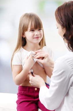 Çocuğun doktor dinleme kalp atışı